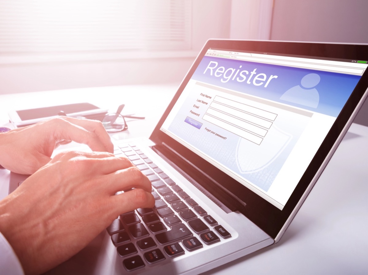 Vypĺňanie online registračného formulára na notebooku